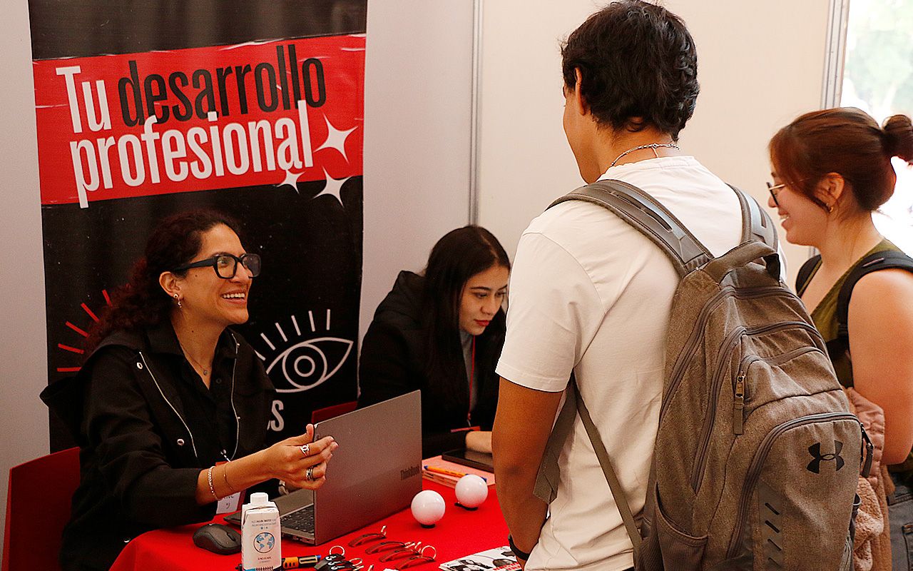 Casi 100 empresas participan en la Feria de Trayectoria Profesional IBERO y fortalecen vínculo con estudiantes