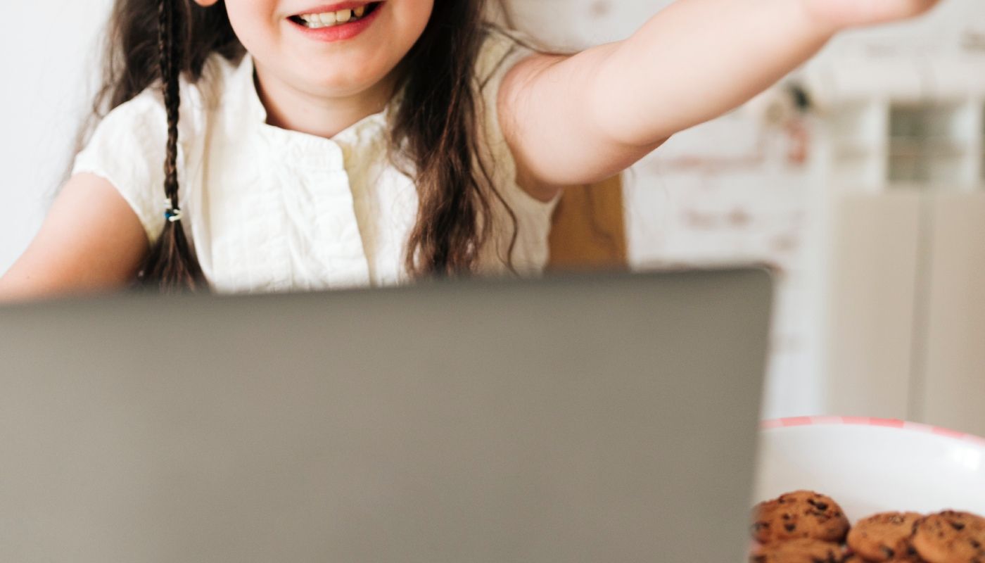 Algoritmos saben qué quiere comer tu hijo o hija: OMI pide proteger a niñez de publicidad digital