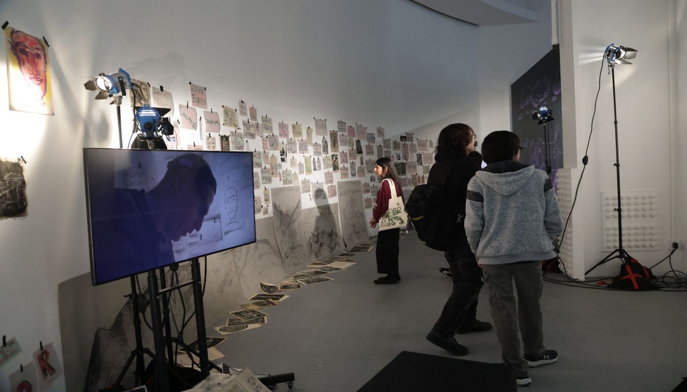 Un personaje creado con IA a partir de entrevistas protagoniza la nueva exposición de la IBERO