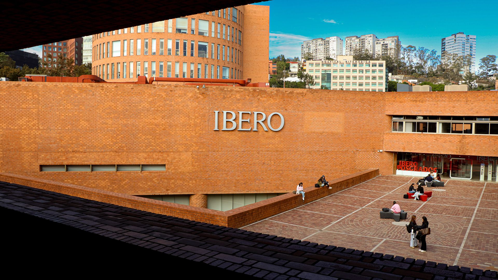 43 integrantes de la familia IBERO, entre las y los 300 líderes más influyentes de México