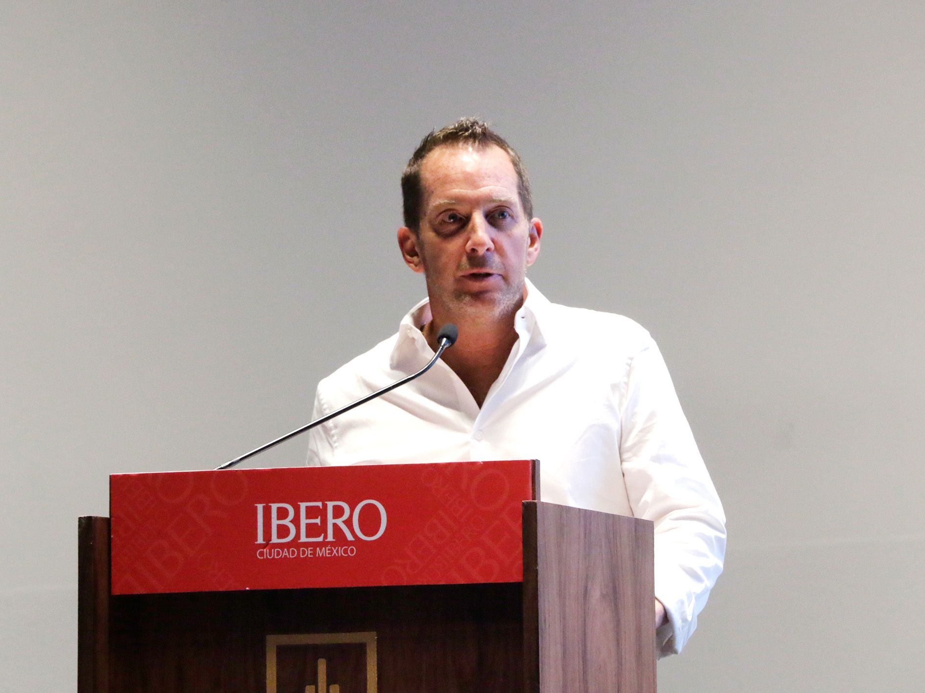 Si no pueden dibujar, no les doy trabajo: directivo de diseño en Tesla advierte en IBERO sobre depender de lo digital