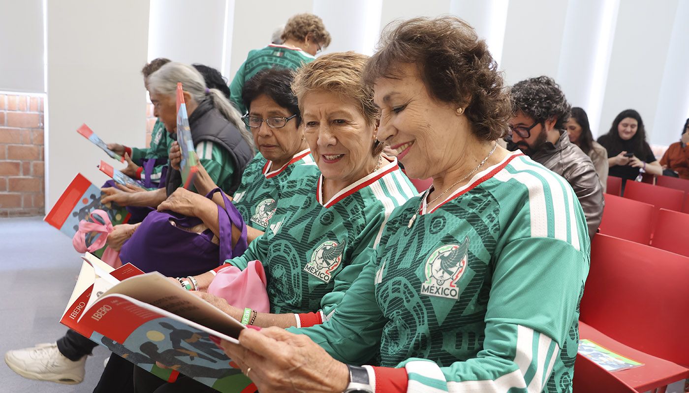 Revista IBERO presenta su nueva era con homenaje a futbolistas mexicanas de 1971