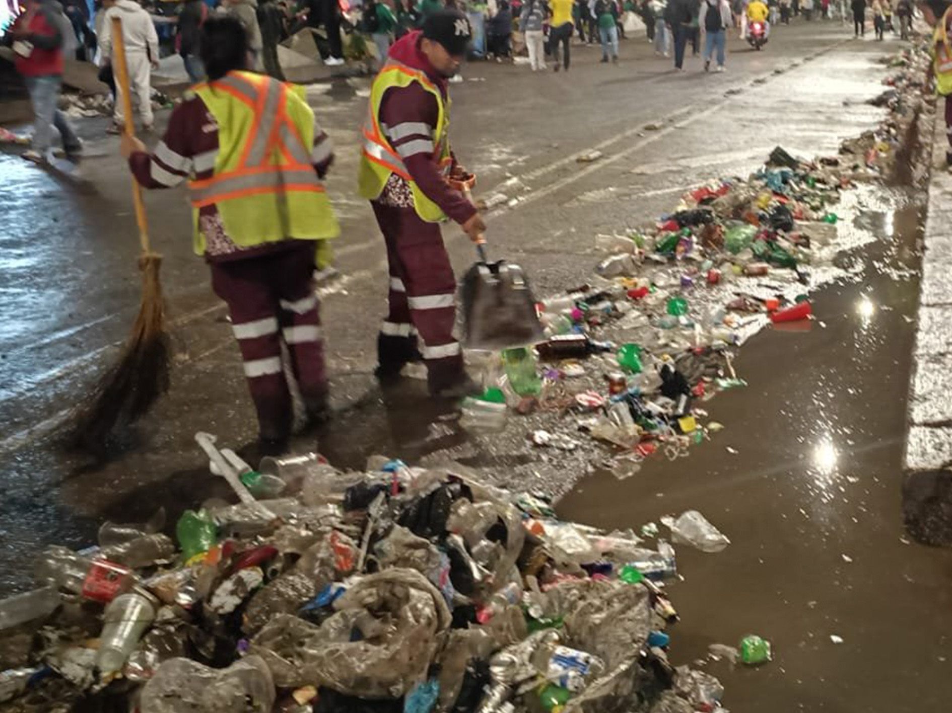 Contenedores ayudan, pero no bastan: información será clave para evitar montañas de basura en festejos mundialistas