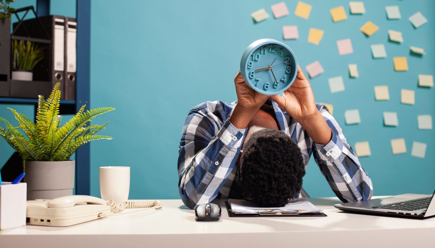 ¿Qué es el 'burnout'? Académico IBERO explica señales, riesgos y cómo prevenirlo
