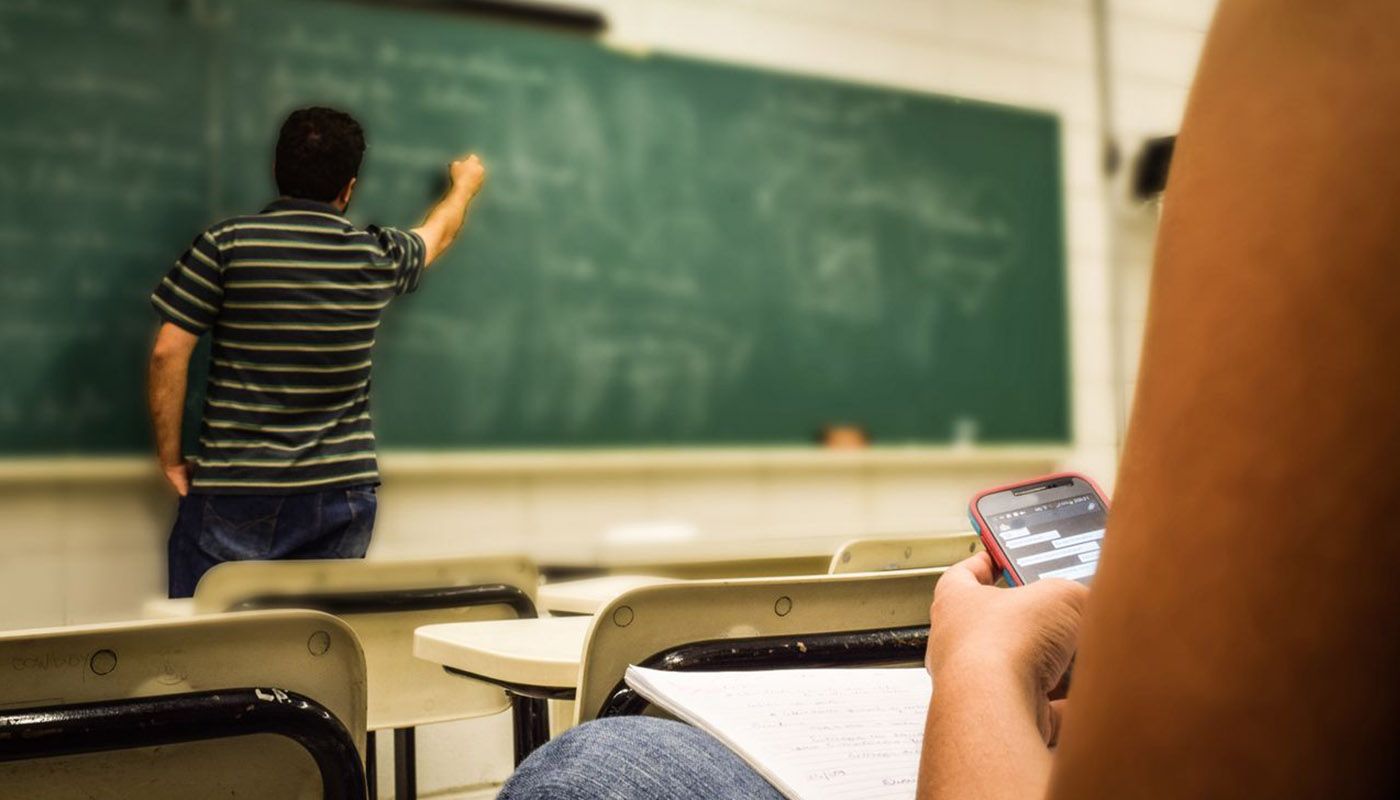 Regular celulares en escuelas exige más que prohibirlos: especialistas IBERO plantean ruta de acción