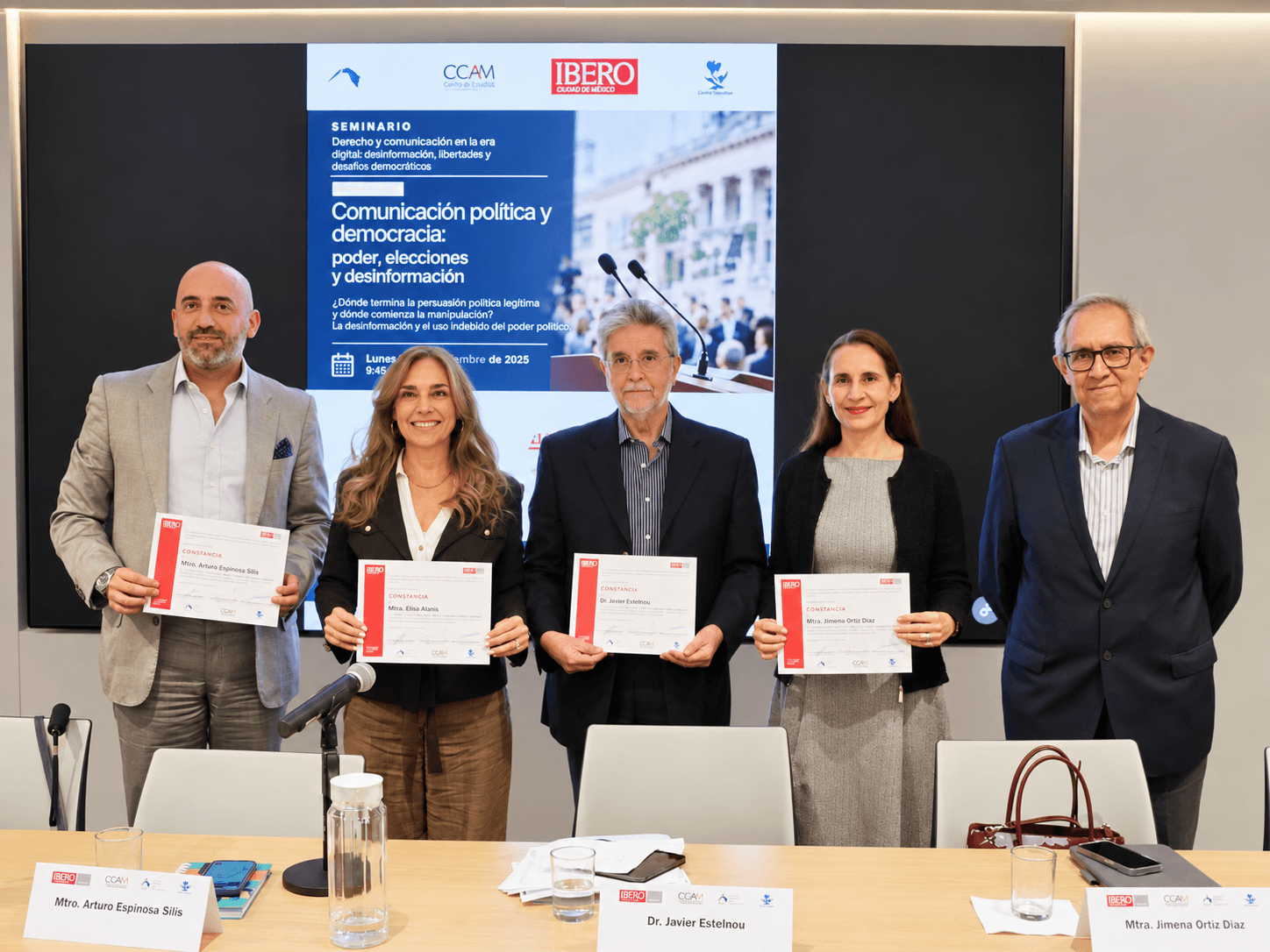 Más información no significa estar mejor informados: periodismo compite con escándalo y desinformación rumbo a 2027, advierten en IBERO