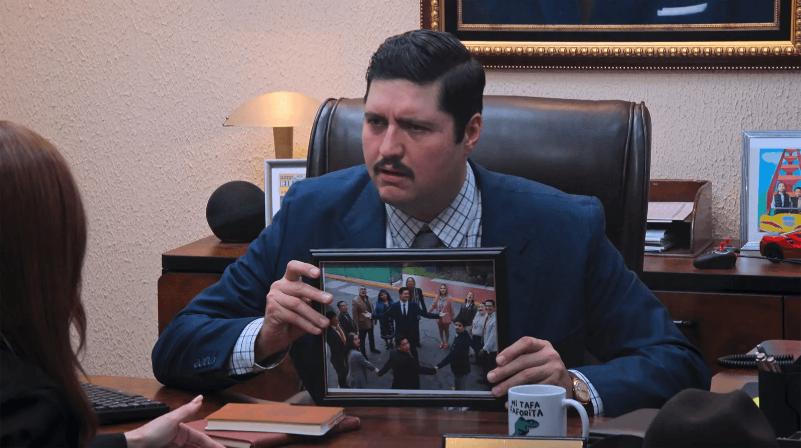 Egresada IBERO y guionista en ‘La Oficina’: La comedia ácida pone sobre la mesa temas incómodos