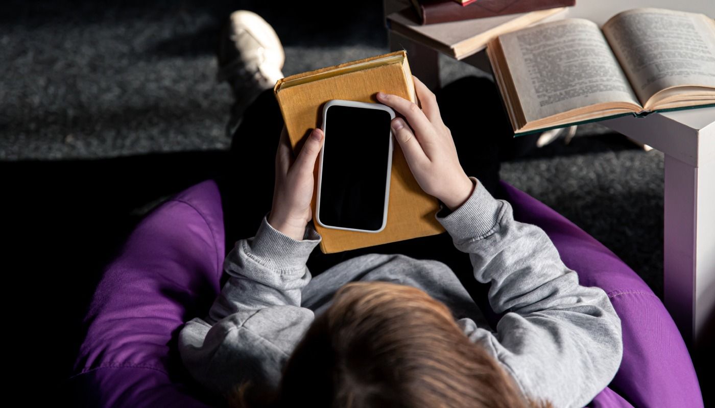 Lectura digital en jóvenes podría acelerar pérdida de atención y memoria: expertos IBERO en el Día Internacional del Libro