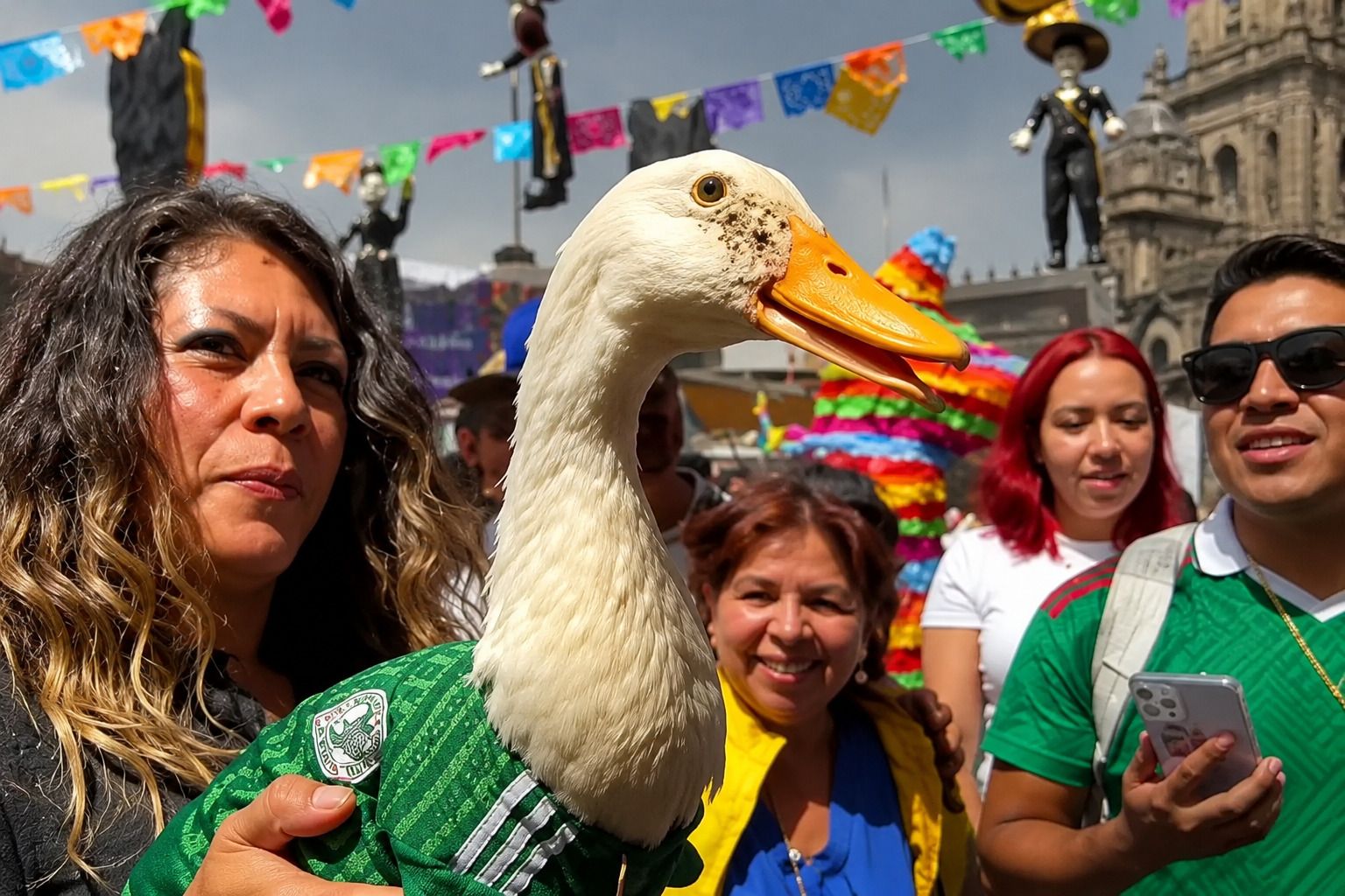 Merlín, el pato del Mundial, prueba de que el marketing se hace en las calles y no en los escritorios: experto IBERO