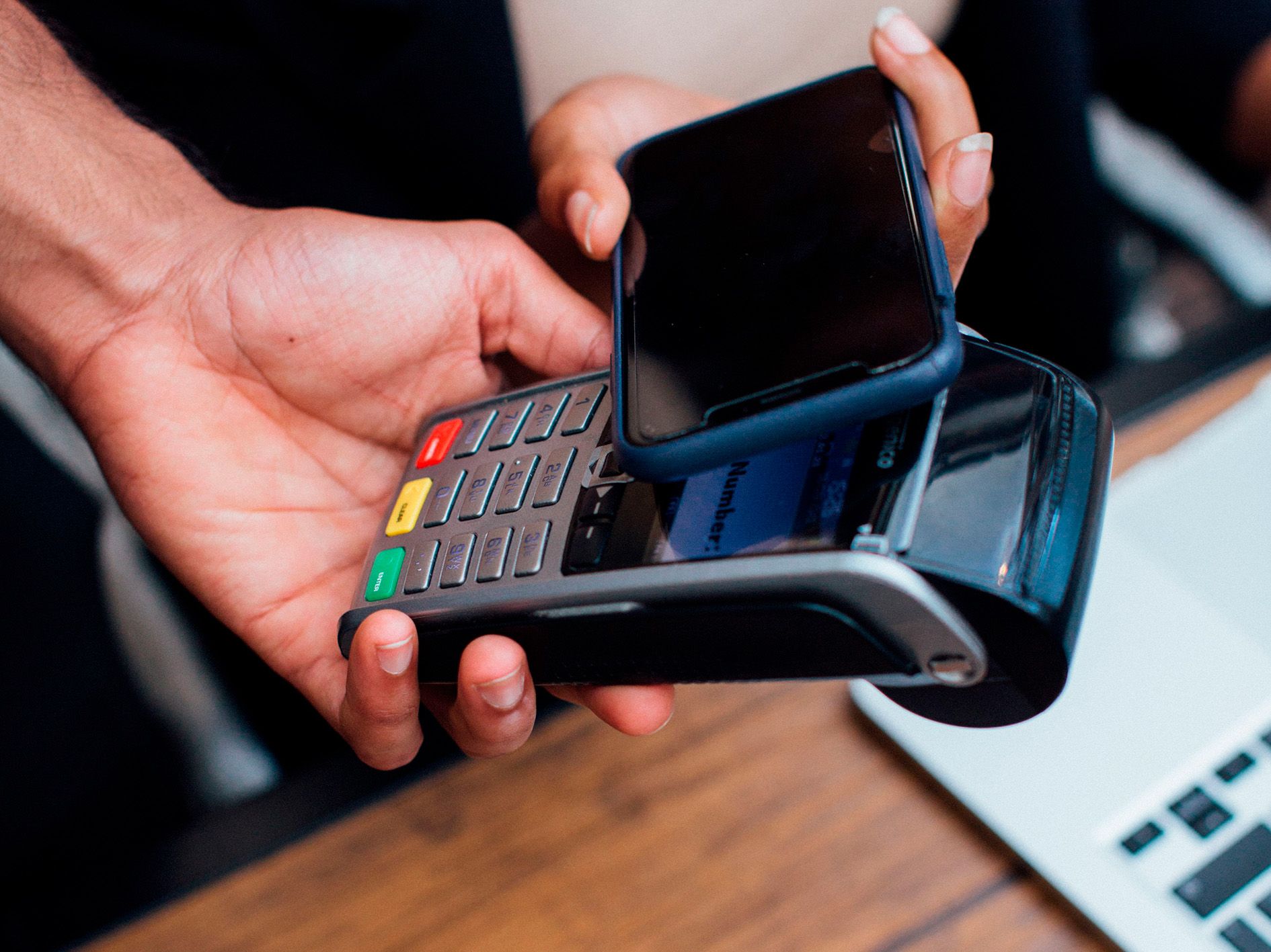México tiene internet, bancos y aplicaciones para pagar sin efectivo; ¿por qué seguimos usando billetes? Economista IBERO lo analiza