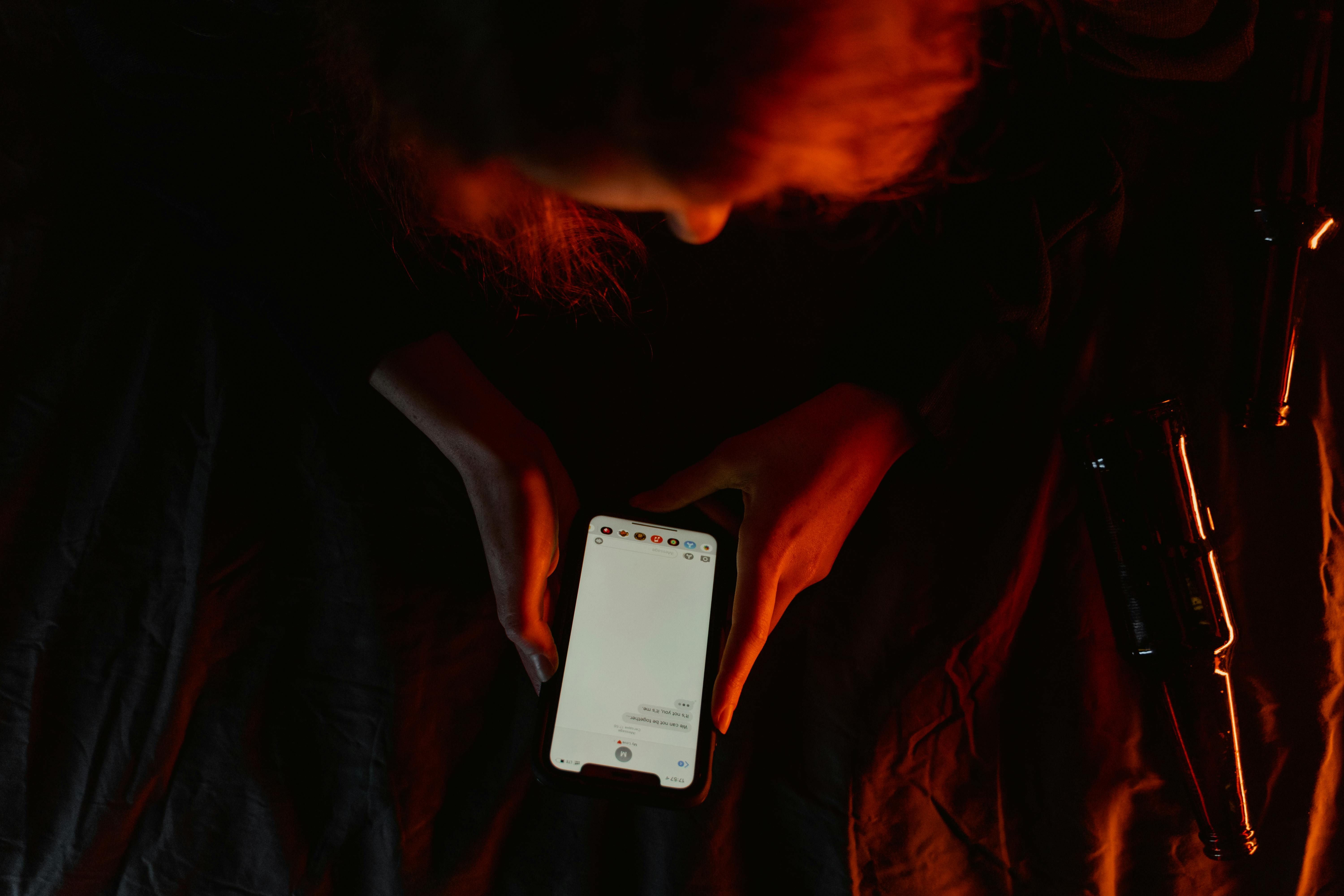 Regular RRSS y celulares no basta: especialistas IBERO advierten crisis de salud, pero llaman a educar, no prohibir