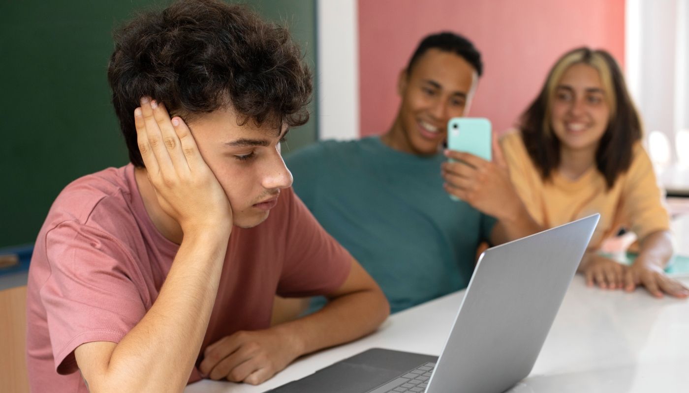 Mujeres jóvenes y personas de menor nivel socioeconómico más vulnerables a efectos negativos de redes, señala experto IBERO